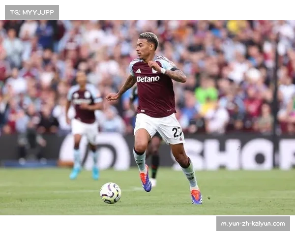 维拉球员沃特金斯与迪亚比边路组合威胁持续 球队禁区外远射已进10球领跑联盟